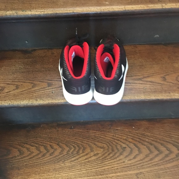 Men’s Nike Air Tennis Shoes - Picture 3 of 5